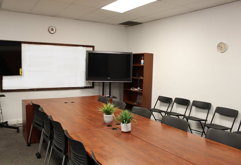 Spacious , quiet and clean room 124 at University of San Jose - Image 2