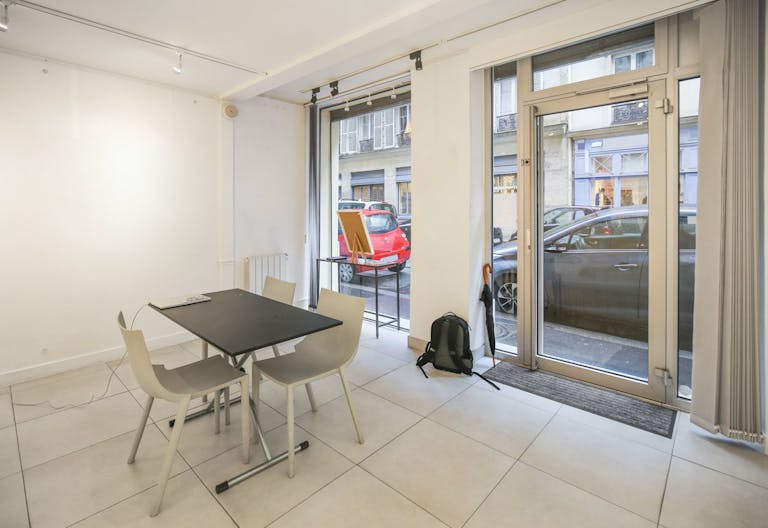 Lovely Boutique Shop in Le Marais - Image 2