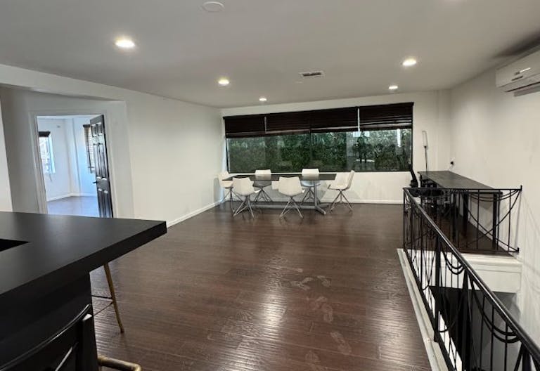 Private Office // Private Parking - Image 0