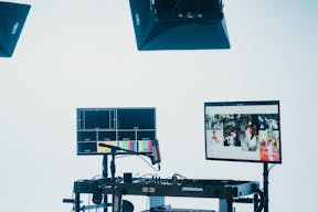 Luxurious, ground-level Soundstage with gorgeous lounge, large garage door and private parking - Image 9