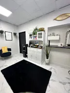 LARGE PRIVATE SALON STUDIO SPACE - Image 6