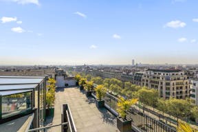 Unique space with the highest rooftop of the Champs-�lys�es - Image 2