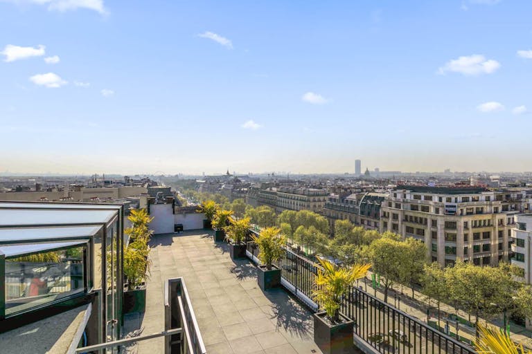 Unique space with the highest rooftop of the Champs-�lys�es - Image 2