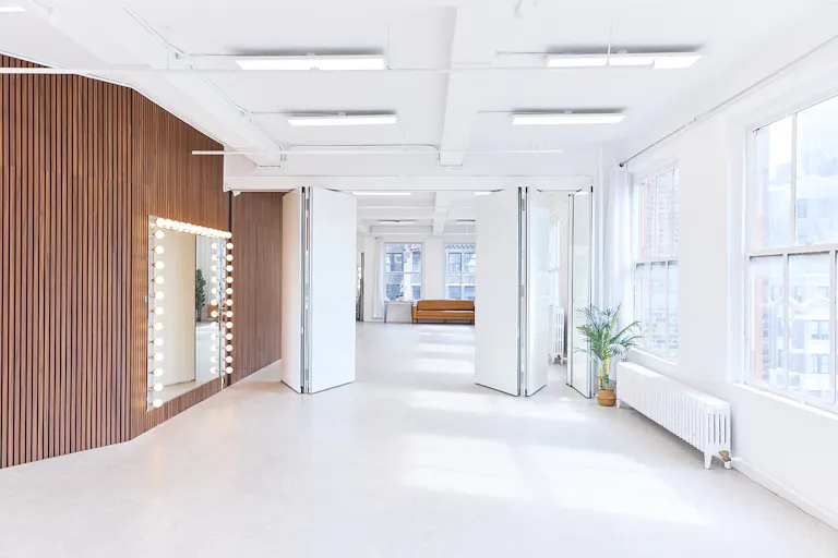 Expansive Skyline Loft - Connected Studio Space - Image 2