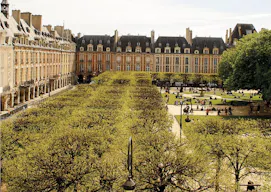 Showroom in Le Marais - Place des Vosges - Ideal Fashion Week - Image 0