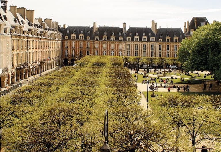 Showroom in Le Marais - Place des Vosges - Ideal Fashion Week - Image 0