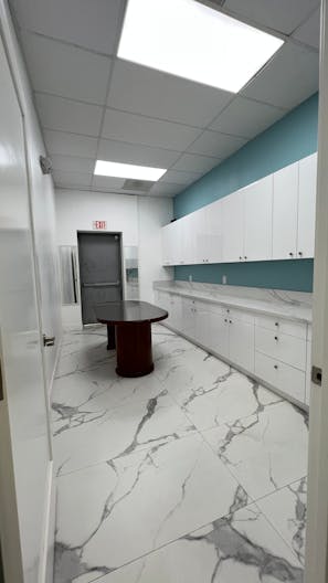 Empty Medical Office Space with Huge and Beautiful Reception Area. - Image 4