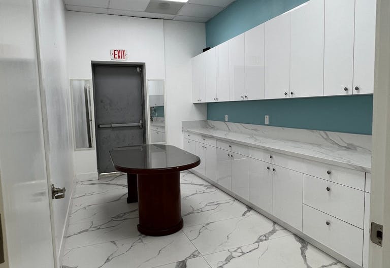 Empty Medical Office Space with Huge and Beautiful Reception Area. - Image 4