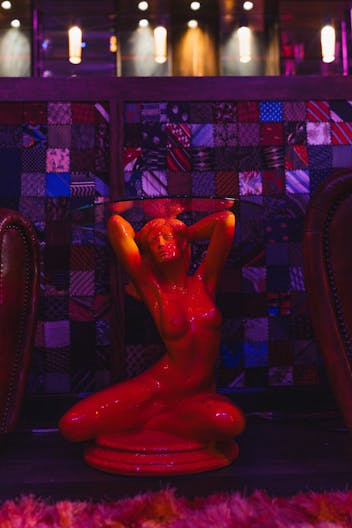 Stylish Lounge Perfect for Small Events and Networking - Image 4