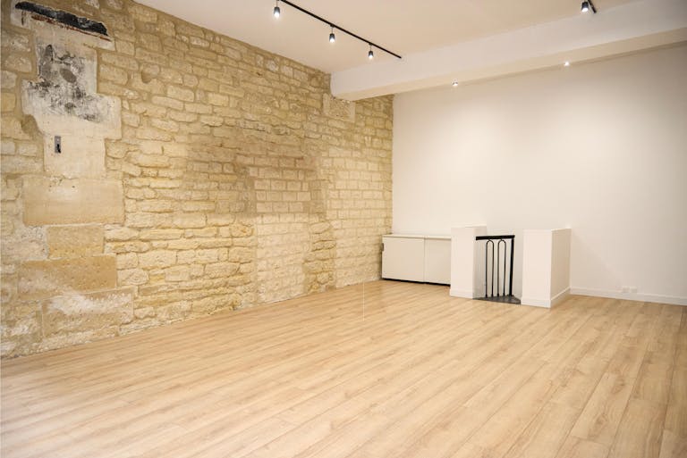 High-Ceiling Showroom | Palestro (Paris 2e) — Steps from Marais & Palais Royal - Image 2