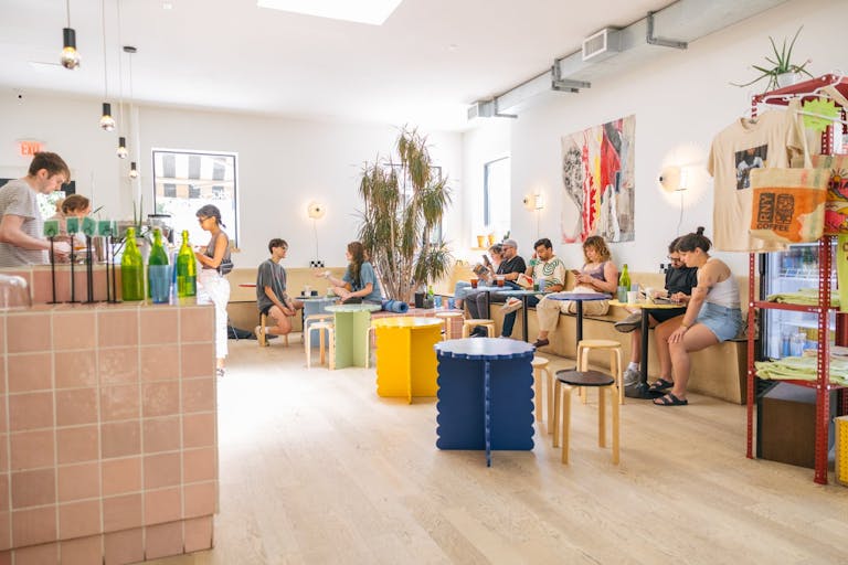 1000 square feet of ground floor cafe space and a kitchen equipped - Image 0