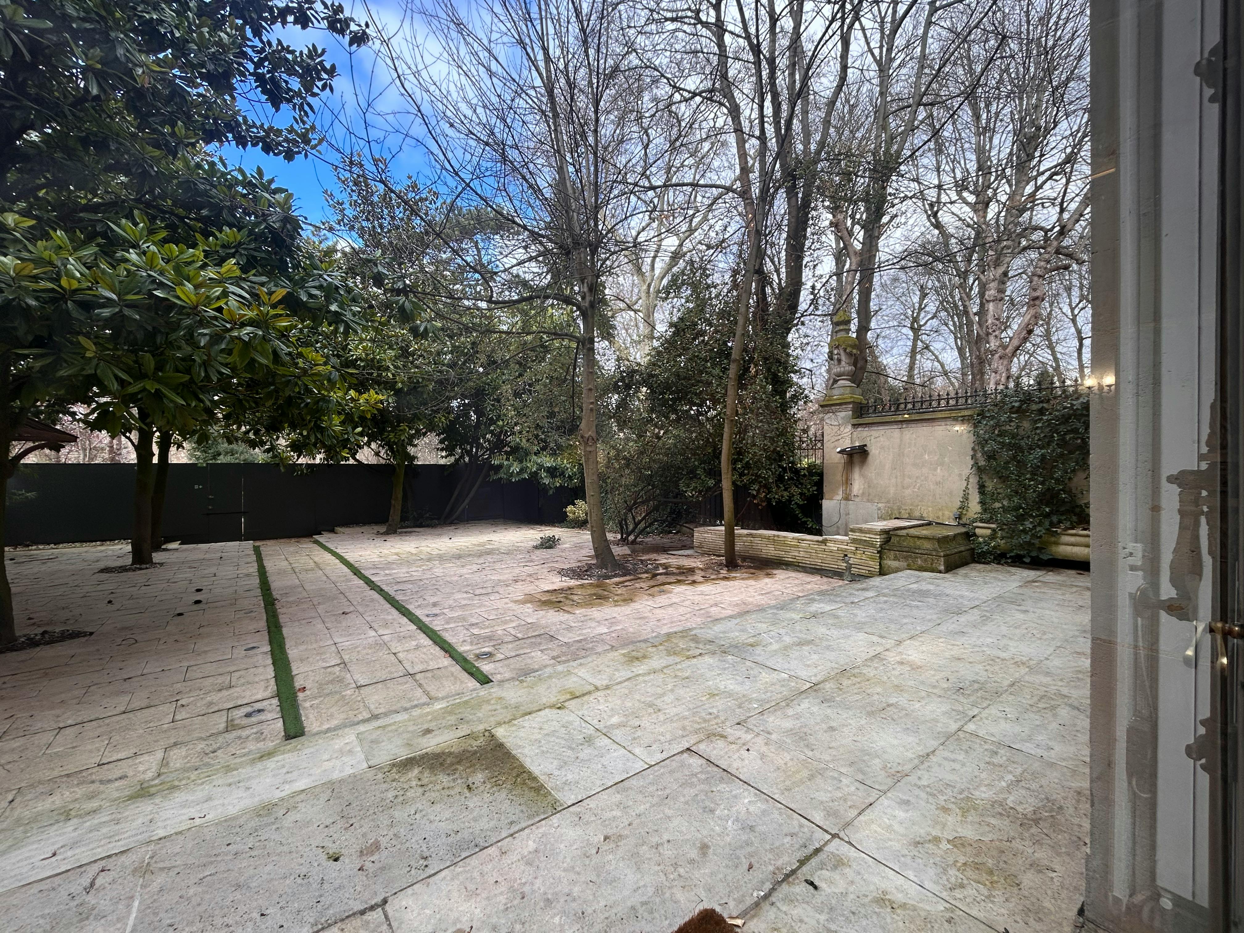 Private Mansion with Garden on Rue de Monceau, Paris