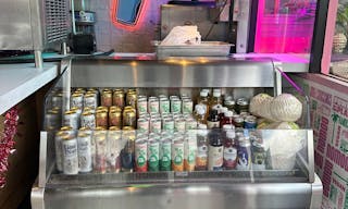 Prime corner space on Melrose - best pop up space in LA. - Image 6