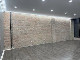 Pilsen commercial space - perfect for pop-up store/art gallery/ private sale - Image 10