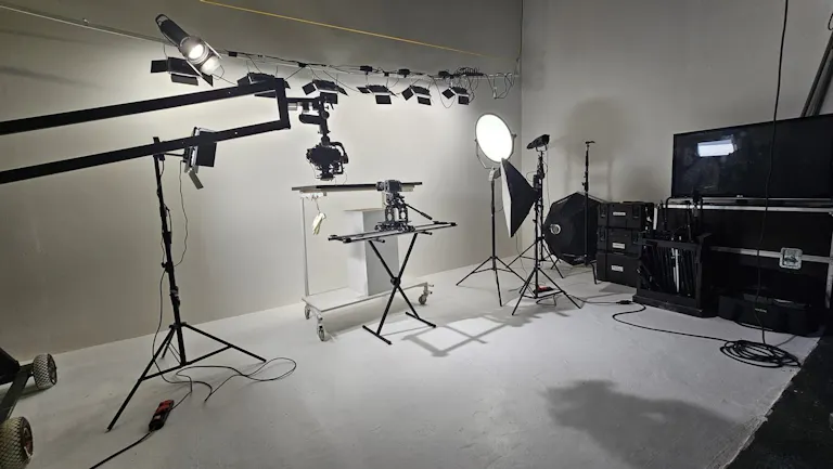 Studio Photo Vidéo Entièrement équipé Disponible à la Location dans la Région Parisienne - Image 0
