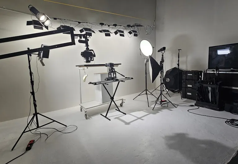 Studio Photo Vidéo Entièrement équipé Disponible à la Location dans la Région Parisienne - Image 0