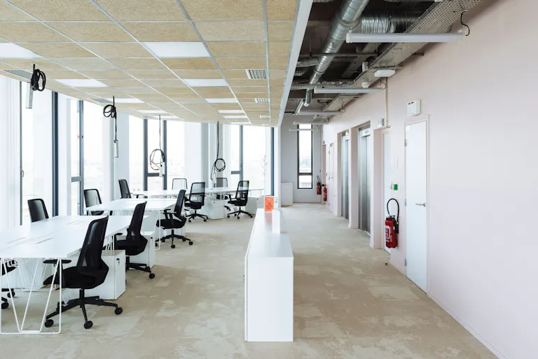 Etage spacieux de bureaux et terrasse privative - Image 1