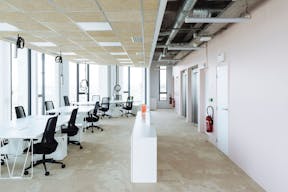 Etage spacieux de bureaux et terrasse privative - Image 1