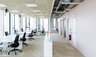 Etage spacieux de bureaux et terrasse privative - Image 1