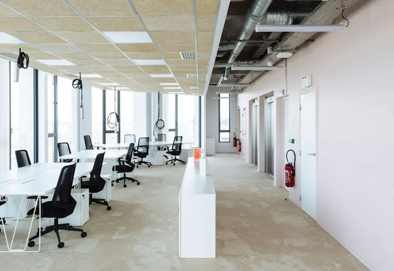 Etage spacieux de bureaux et terrasse privative - Image 1