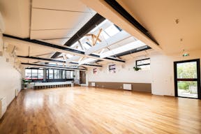 Elegant & Light flooded loft with storefront - Image 5