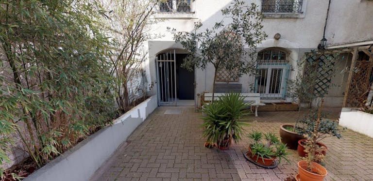 Studio on courtyard in a former artist's studio - Image 4