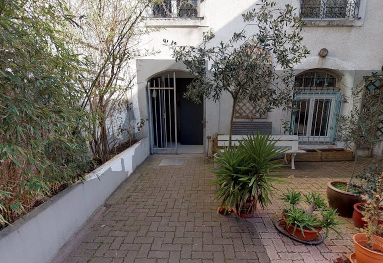 Studio on courtyard in a former artist's studio - Image 4
