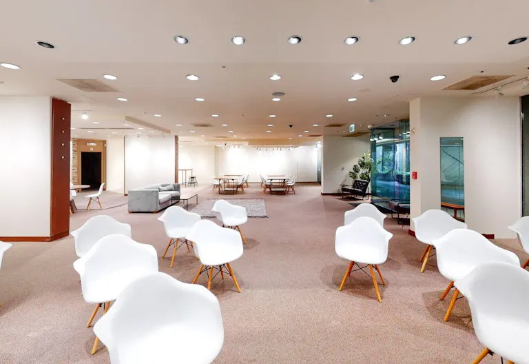 Gorgeous Downtown Modern Space - Image 2