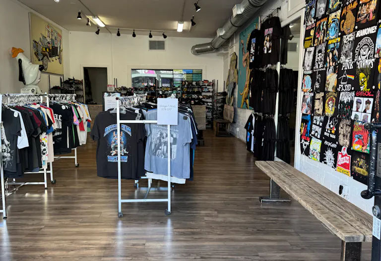 Retail Store – Prime Location! Month to Month - Image 2
