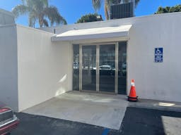 Prime location with a big window fa�ade on Robertson Boulevard - Image 4