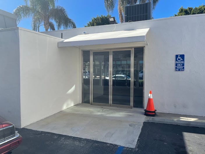 Prime location with a big window fa�ade on Robertson Boulevard - Image 4