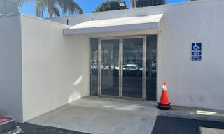 Prime location with a big window fa�ade on Robertson Boulevard - Image 4