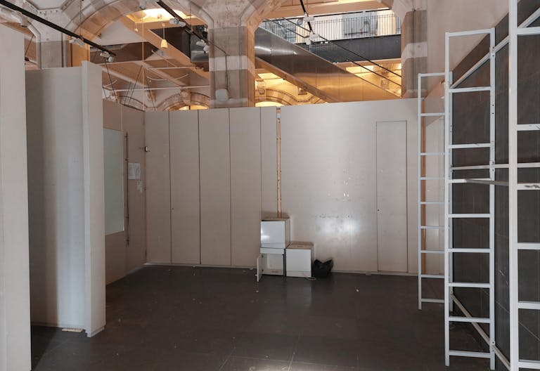 Grand Ground-Floor Retail Unit in Magna Plaza with Historic Detailing - Image 1