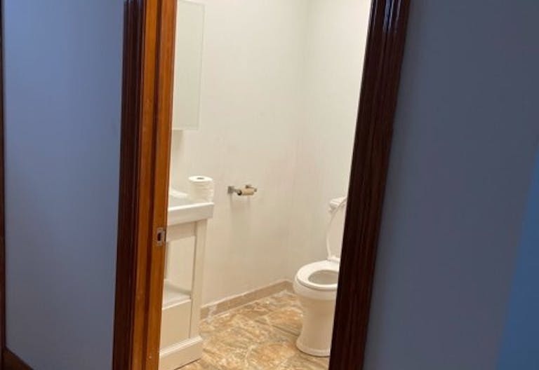 Blank canvas store front/creative space - Image 4