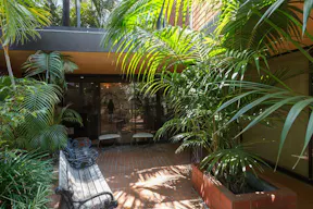 Trendy Building in Beverly Hills - Image 24