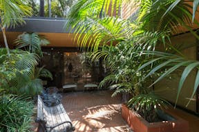 Trendy Building in Beverly Hills - Image 24