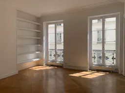 Classic Parisian apartment in the very center of Paris - Image 8
