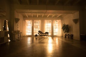 DTLA Grand Loft with High Ceilings - Image 22