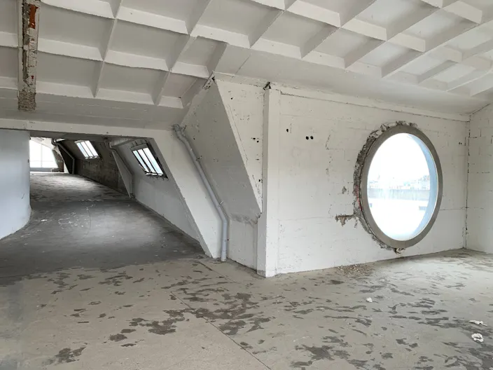 Cured Atypical Building for Rent - Nice Volume - Paris Le Marais - Image 3