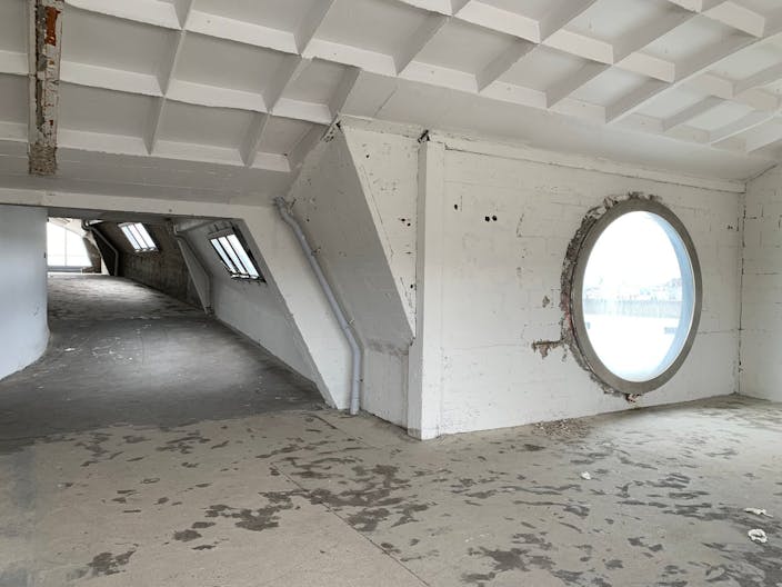 Cured Atypical Building for Rent - Nice Volume - Paris Le Marais - Image 3