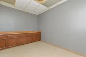 Clean Office Space - Image 6