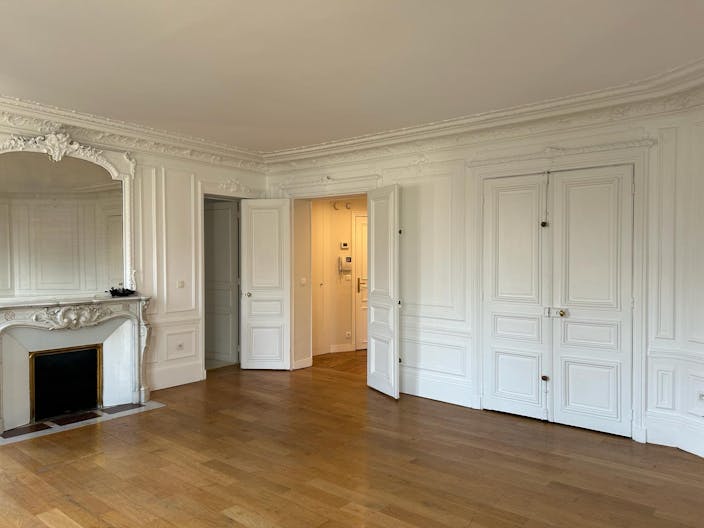 Beautiful Apartment Showroom in the 7th Arr. - Image 3