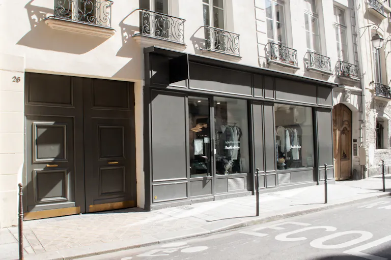 Rue de la Sainte Croix de la Bretonnerie Showroom - Image 3