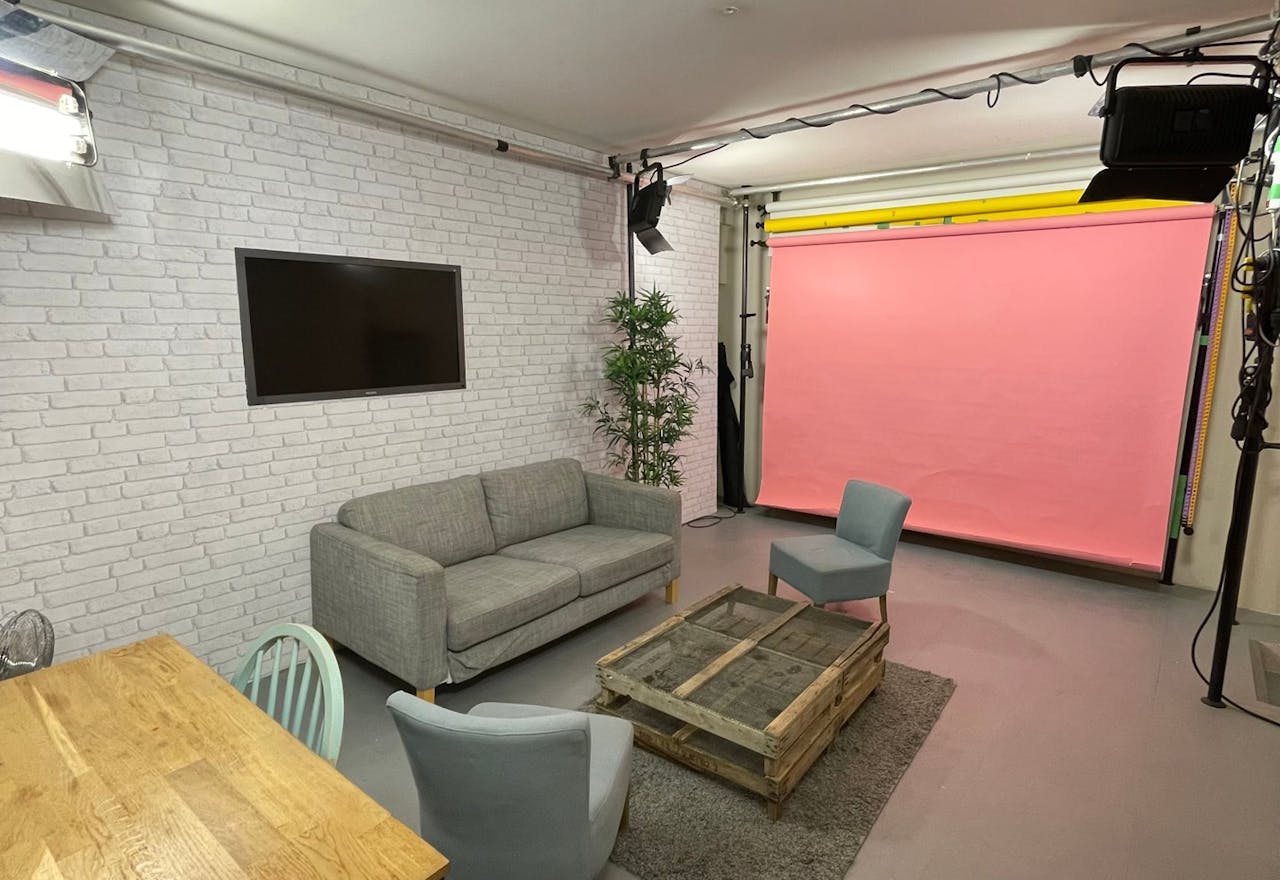 Studio Photo - Image 0