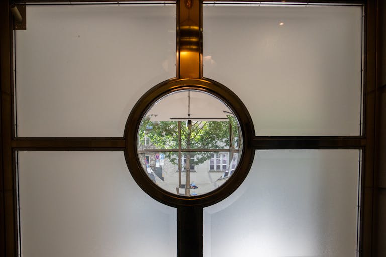 Elegant Retail Space at Historic Hotel Bristol - Image 4