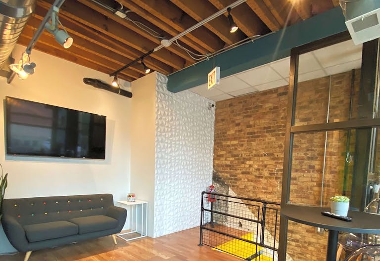 Sunny Creative Space in Tazewell - Image 2