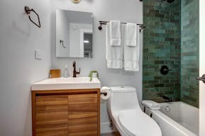 Sun-drenched retail space with 15' Ceilings - Image 11