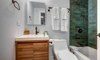 Sun-drenched retail space with 15' Ceilings - Image 11