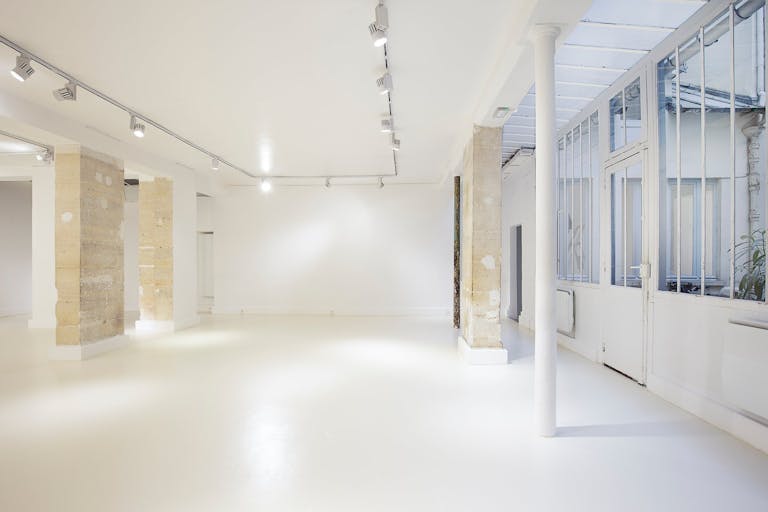 Showroom in Vibrant Le Marais - Image 2