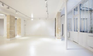 Showroom in Vibrant Le Marais - Image 2